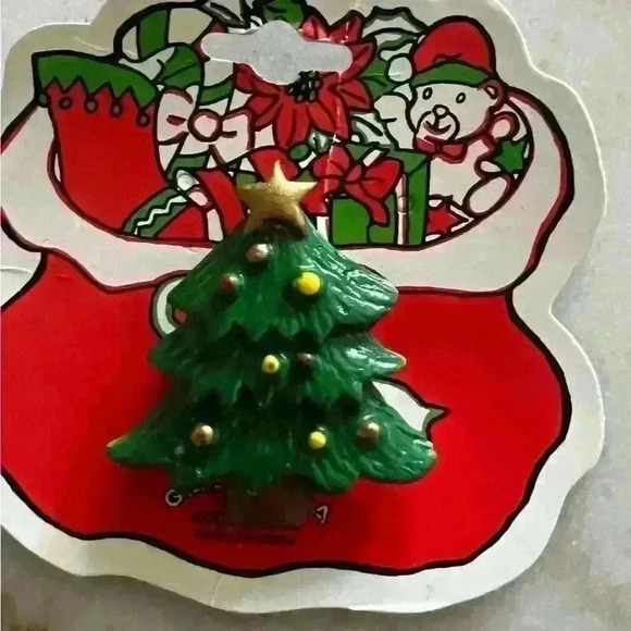 2 vintage plastic Christmas brooches (Santa and Christmas tree) - Picture 2 of 3